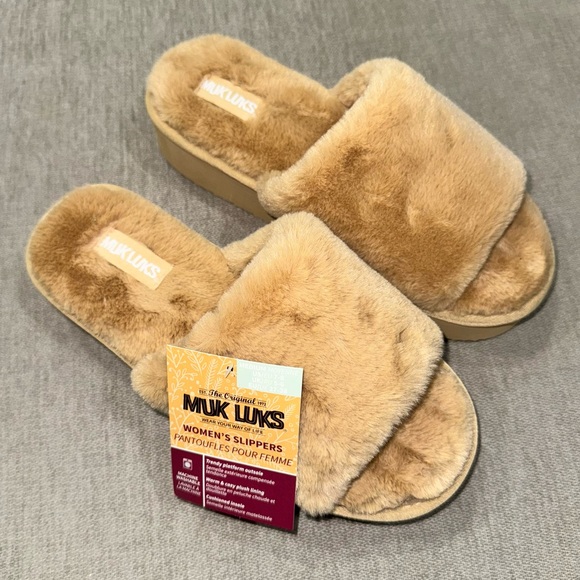 Muk Luks Shoes - NWT Muk Luks Women's Kirstey Tan Slide Platform Slippers
